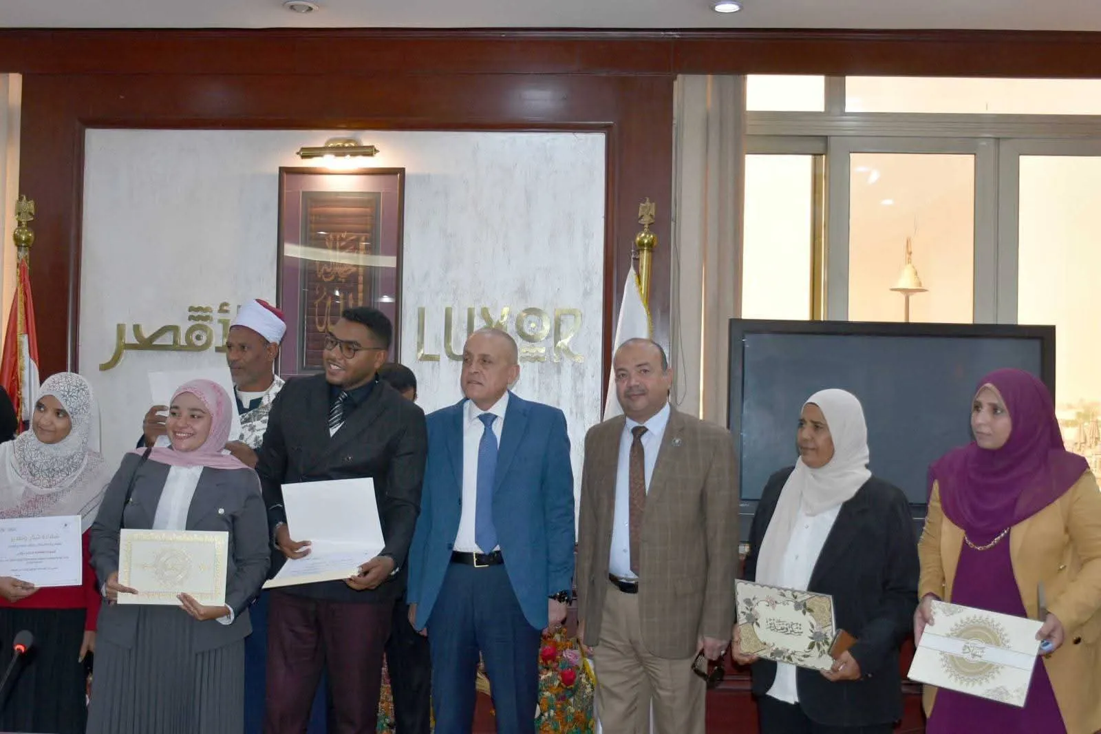 محافظ الأقصر يكرّم «كتيبة التميز» بوحدة سكان أرمنت تقديرًا لجهودهم في التنمية المجتمعية